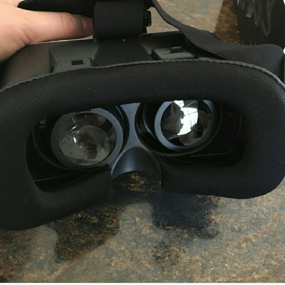 Virtual Reality Goggles... - Picture 6 of 6